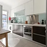 Metro Apartment *