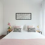 Metro Apartment *