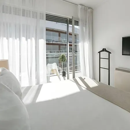 Metro Apartment *