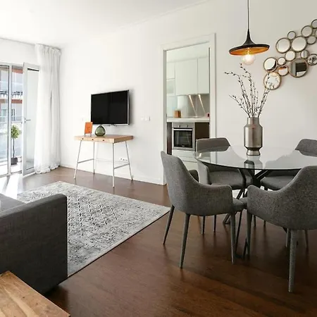 Metro Apartment *