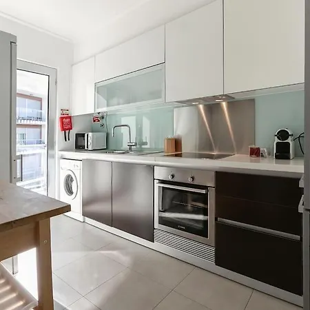 Metro Apartment *