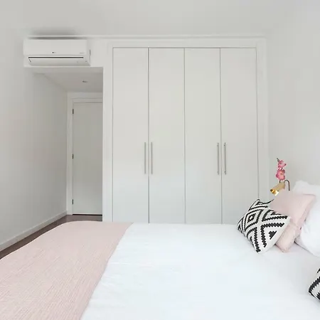 Metro Apartment *