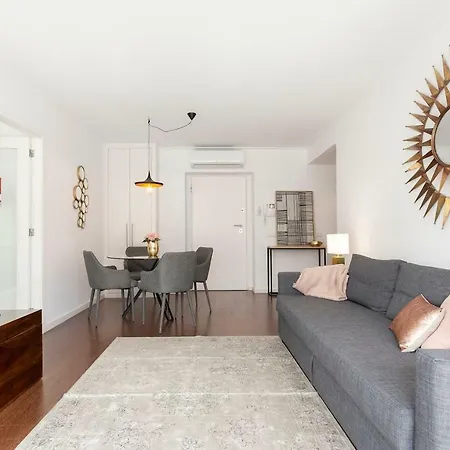 Metro Apartment *